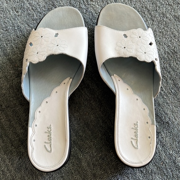 Clarks White Flower Sandals - Picture 3 of 7